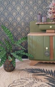 Commode verte et plante sur papier peint Art Deco Calies Home