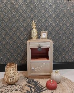 Petit meuble doré et citrouilles sur papier peint Art Deco Calies Home
