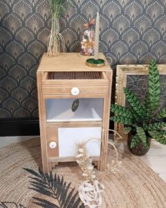 Table de chevet et plante sur papier peint Art Deco Calies Home