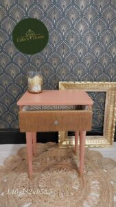 Table de chevet rose avec dimensions et logo Calies Home