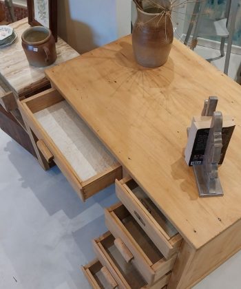 Haut de Bureau années 50 avec tiroirs ouverts Calies Home