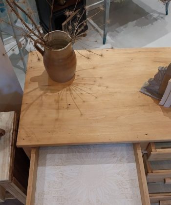 Haut de Bureau années 50 avec un tiroir ouvert Calies Home
